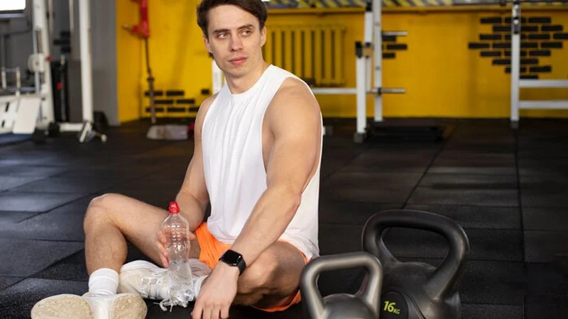 اشتباهات رایج هنگام استراحت بین ست ها برای حجم